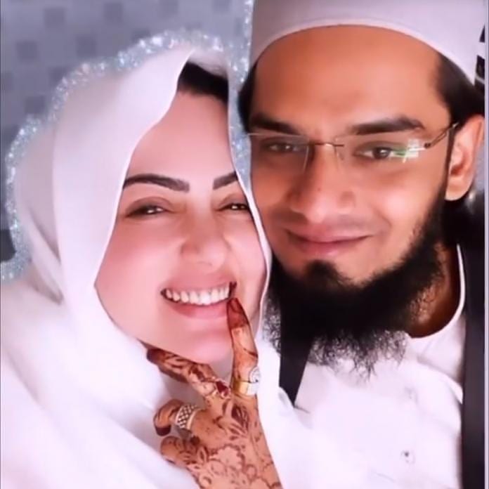 Sana Khan and her Husband Mufti Anas Enjoying their Honeymoon.